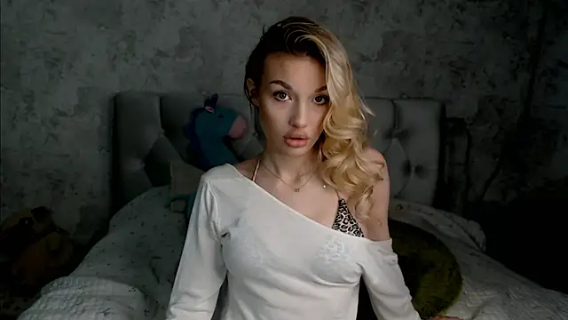 Snapshot of Ella_Milla chatting on 5, 6, 2026 Ella Milla online show from 5, 6, 2026