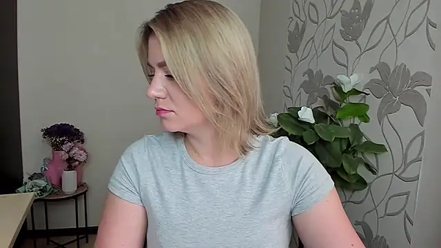 Snapshot of MariaSttone chatting on 14, 9, 2025 MariaSttone online show from 14, 9, 2025