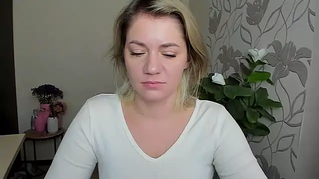 Snapshot of MariaSttone chatting on 6, 10, 2025 MariaSttone online show from 6, 10, 2025
