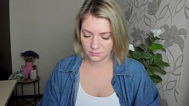 Snapshot of MariaSttone chatting on 8, 10, 2025 MariaSttone online show from 8, 10, 2025