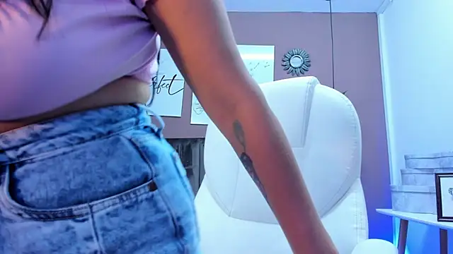 anniemayerx  online show from 2, 12, 2024