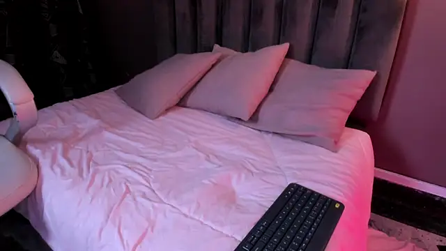 anniemayerx  online show from 24, 1, 2025