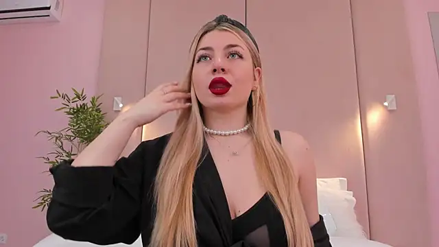 Snapshot of HelenaMorgan chatting on 5, 2, 2025 HelenaMorgan online show from 5, 2, 2025