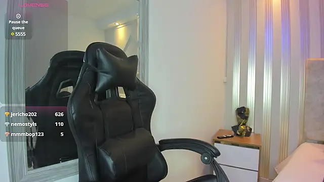 Tayra Pradit online show from 5, 3, 2025