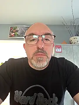 Snapshot of Crosss-23cm chatting on 17, 4, 2026 Crosss-23cm online show from 17, 4, 2026