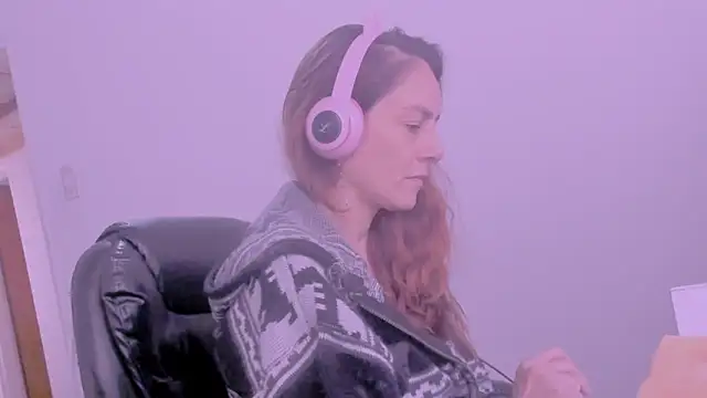 Snapshot of jessiburningheels chatting on 15, 4, 2026 jessiburningheels online show from 15, 4, 2026