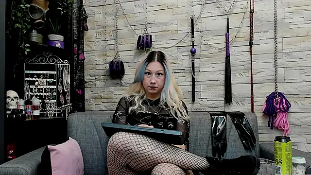 Snapshot of CruelMistress chatting on 23, 12, 2025 CruelMistress online show from 23, 12, 2025