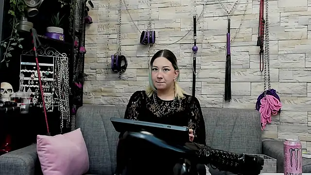 Snapshot of CruelMistress chatting on 9, 4, 2026 CruelMistress online show from 9, 4, 2026