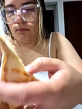 Snapshot of shantal_smith9 chatting on 5, 4, 2026 shantal smith9 online show from 5, 4, 2026