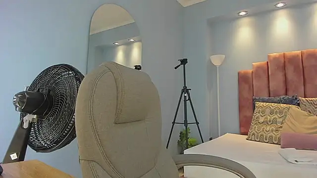 Snapshot of lou_rosse_ chatting on 21, 7, 2026 lou rosse online show from 21, 7, 2026
