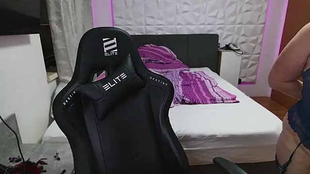 Snapshot of AmazingCurvy chatting on 1, 1, 2025 AmazingCurvy online show from 1, 1, 2025