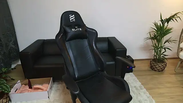 Snapshot of AmazingCurvy chatting on 2, 3, 2025 AmazingCurvy online show from 2, 3, 2025