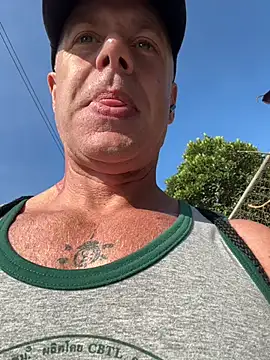 luv2masterb8247 online show from 4, 1, 2025