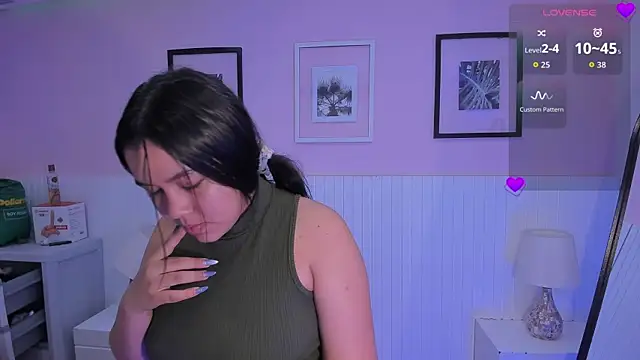 Snapshot of emma_smile chatting on 17, 4, 2026 emma smile online show from 17, 4, 2026