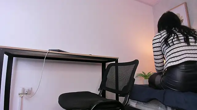 Snapshot of Caroline_dh chatting on 13, 6, 2026 Caroline dh online show from 13, 6, 2026