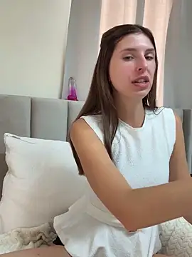 Snapshot of emma05 chatting on 12, 9, 2025 emma05 online show from 12, 9, 2025