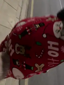 Snapshot of emma05 chatting on 3, 12, 2025 emma05 online show from 3, 12, 2025