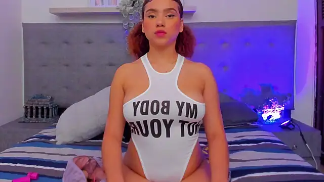 Snapshot of JulianaWaldo chatting on 19, 11, 2025 JulianaWaldo online show from 19, 11, 2025