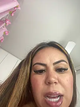 Snapshot of lariic chatting on 15, 2, 2025 lariic online show from 15, 2, 2025