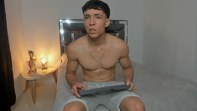 Snapshot of enzo_sloran chatting on 22, 11, 2025 enzo sloran online show from 22, 11, 2025