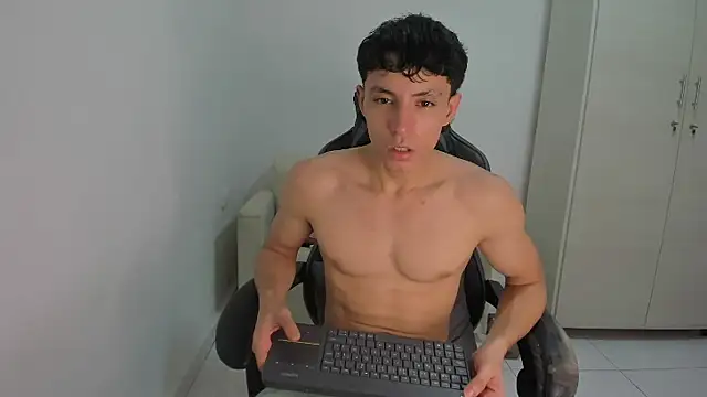 Snapshot of enzo_sloran chatting on 3, 3, 2026 enzo sloran online show from 3, 3, 2026