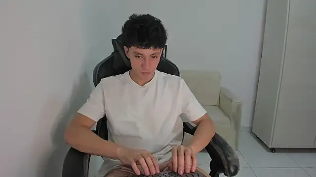 Snapshot of enzo_sloran chatting on 6, 3, 2026 enzo sloran online show from 6, 3, 2026