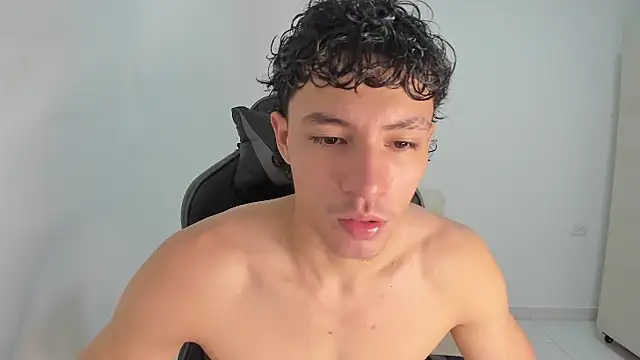 Snapshot of enzo_sloran chatting on 1, 4, 2026 enzo sloran online show from 1, 4, 2026