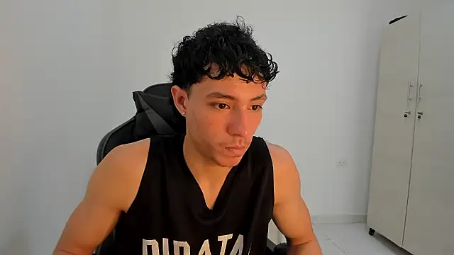 Snapshot of enzo_sloran chatting on 4, 4, 2026 enzo sloran online show from 4, 4, 2026