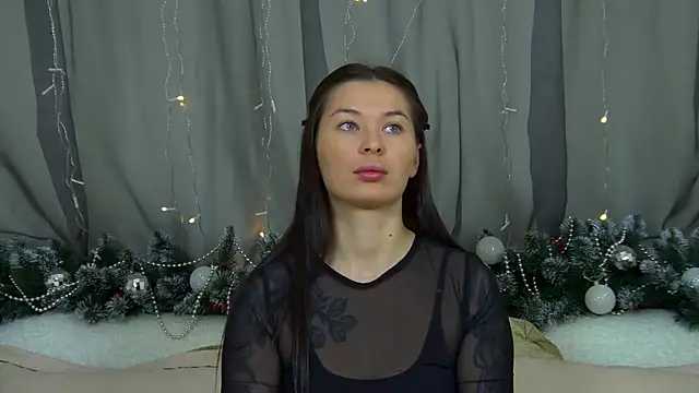 AlexandraBloom online show from 4, 12, 2025