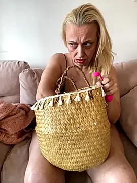 Snapshot of Melinastarr chatting on 17, 11, 2025 Melinastarr online show from 17, 11, 2025