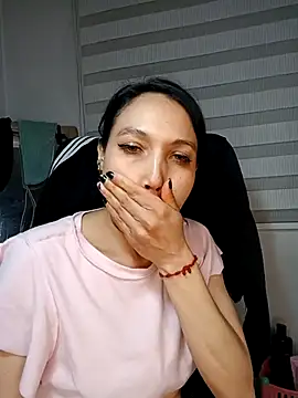 KimPielCanela online show from 2, 10, 2025