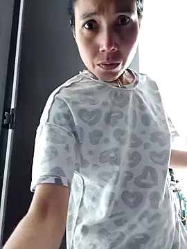 KimPielCanela online show from 3, 10, 2025