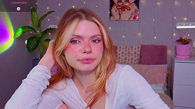 Snapshot of Red__Candy chatting on 9, 4, 2026 Red Candy online show from 9, 4, 2026