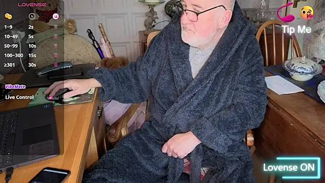 Adamdaddybear online show from 3, 12, 2025