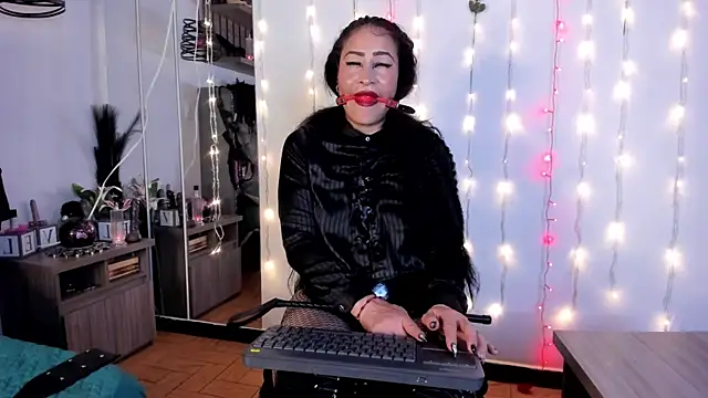 Molenna queenn online show from 11, 2, 2025