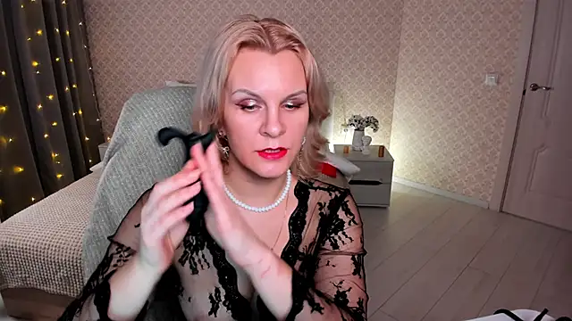 Louisa Bay online show from 4, 3, 2025