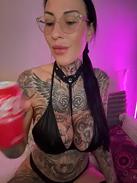 Snapshot of MeganWitch chatting on 9, 5, 2026 MeganWitch online show from 9, 5, 2026