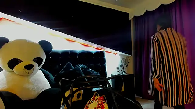 Coral Gibson online show from 8, 2, 2025