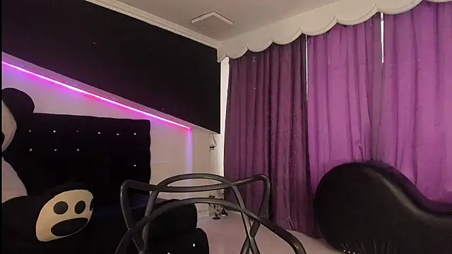 Coral Gibson online show from 8, 4, 2026