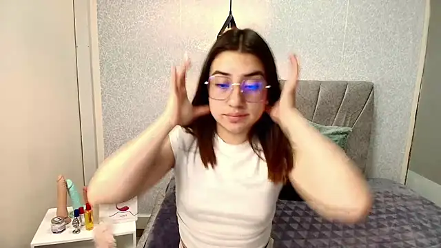 Aly Cute  online show from 8, 3, 2025