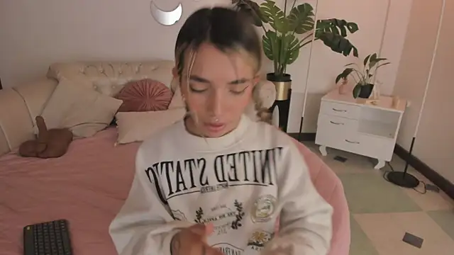 Snapshot of Mollymoon1 chatting on 9, 2, 2026 Mollymoon1 online show from 9, 2, 2026