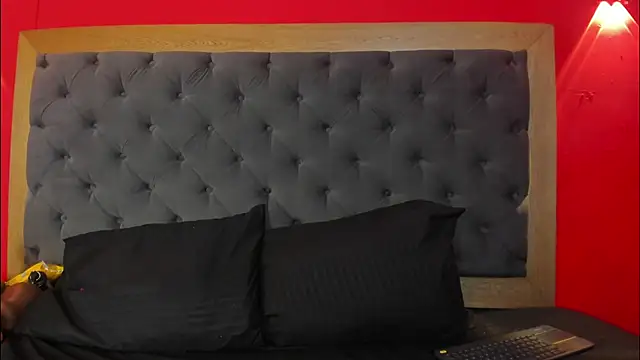 YayaHilton online show from 5, 10, 2025