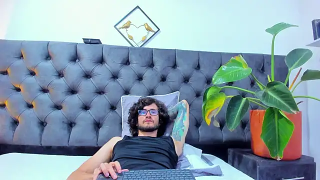 Loggan donnelly online show from 28, 2, 2025