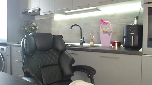 Snapshot of queenzoora chatting on 13, 3, 2026 queenzoora online show from 13, 3, 2026