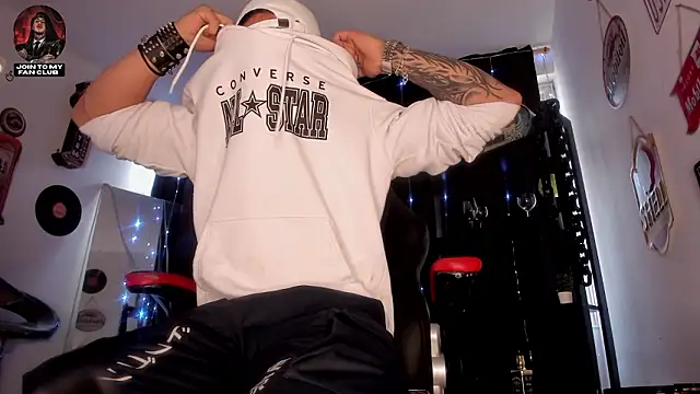 Snapshot of the_beast_master_ chatting on 28, 3, 2026 the beast master online show from 28, 3, 2026