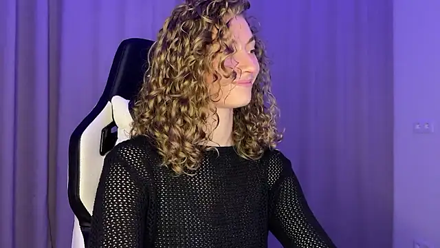 Snapshot of lady_curls chatting on 3, 12, 2024 lady curls online show from 3, 12, 2024