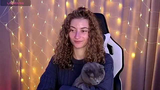 Snapshot of lady_curls chatting on 8, 1, 2025 lady curls online show from 8, 1, 2025