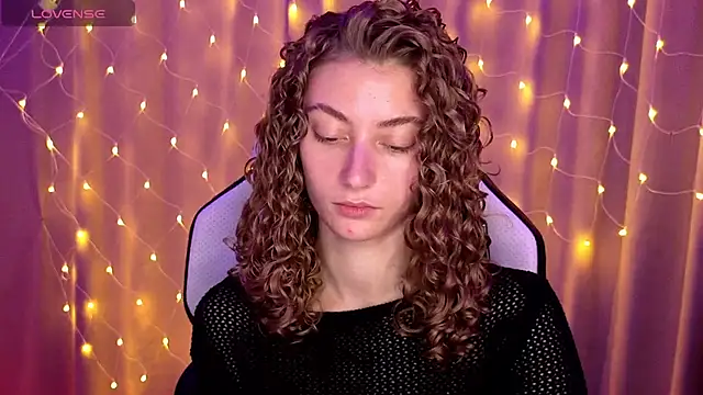 Snapshot of lady_curls chatting on 8, 1, 2025 lady curls online show from 8, 1, 2025