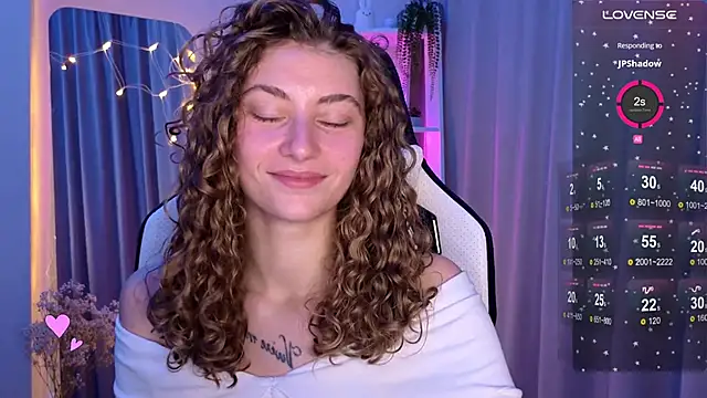 Snapshot of lady_curls chatting on 5, 3, 2025 lady curls online show from 5, 3, 2025