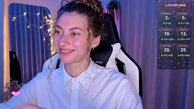 Snapshot of lady_curls chatting on 6, 3, 2025 lady curls online show from 6, 3, 2025